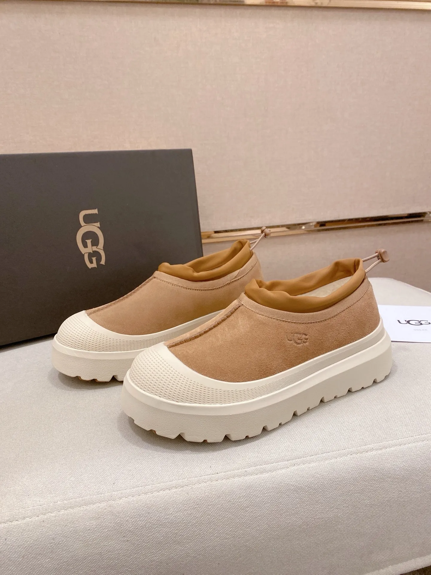 Factory price: 480💰Couple model💏 Same style as Wang Yibo, North American men's shoes Ugg ☃️In the special sale of new high-quality men's shoes snow boots in autumn and winter, the nemesis of extreme cold weather! Made of cowhide leather, merino wool lining, and original outsole, whether driving, outdoor or daily wear, there is always one that suits you! Male and female size: 35-46.